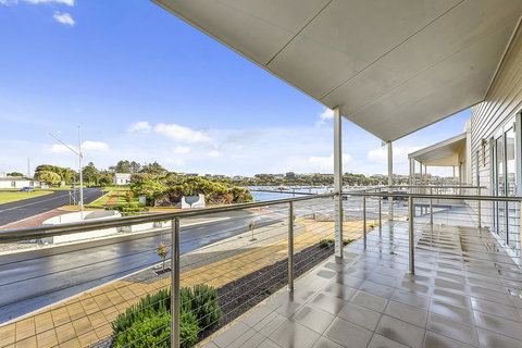 Aloha Waterfront Properties - Tourism Canberra 23