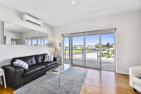 Aloha Waterfront Properties - Tourism Canberra 26