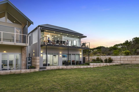Aloha Waterfront Properties - Tourism Canberra 2
