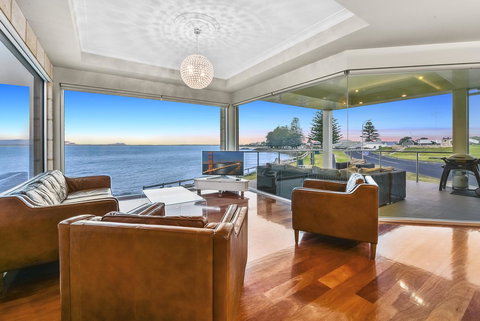 Aloha Waterfront Properties - Tourism Canberra 4
