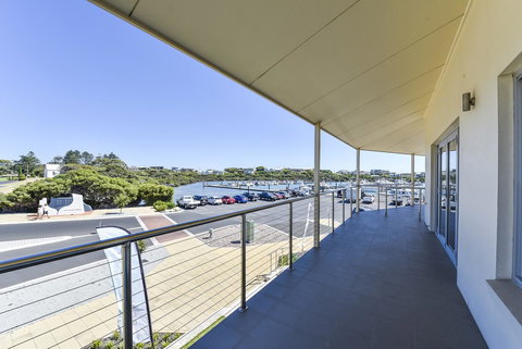 Aloha Waterfront Properties - Tourism Canberra 10