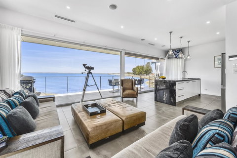 Aloha Waterfront Properties - Tourism Canberra 3