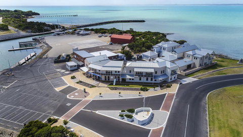 Aloha Waterfront Properties - Tourism Canberra 1