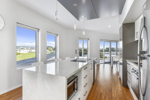 Aloha Waterfront Properties - Tourism Canberra 15