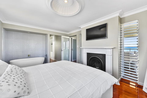 Aloha Waterfront Properties - Tourism Canberra 12