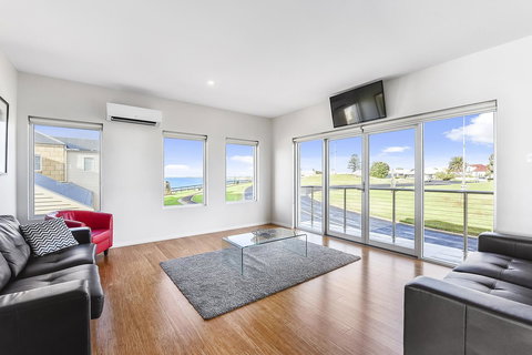 Aloha Waterfront Properties - Tourism Canberra 30