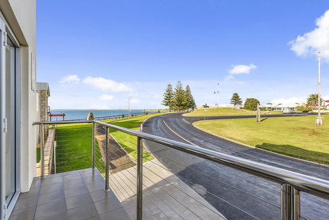 Aloha Waterfront Properties - Tourism Canberra 14