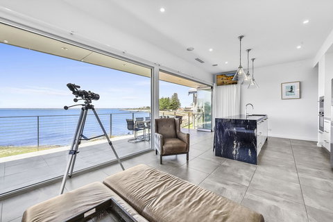 Aloha Waterfront Properties - Tourism Canberra 8