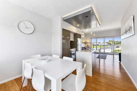 Aloha Waterfront Properties - Tourism Canberra 27