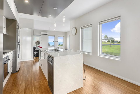 Aloha Waterfront Properties - Tourism Canberra 6