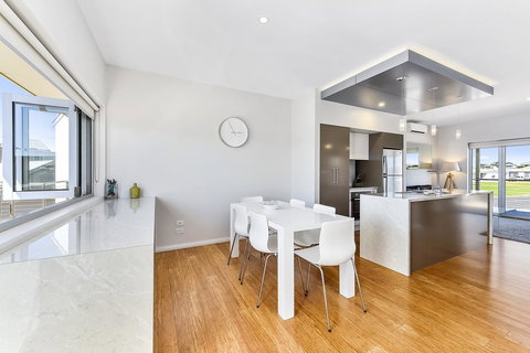 Aloha Waterfront Properties - Tourism Canberra 28