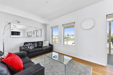 Aloha Waterfront Properties - Tourism Canberra 17