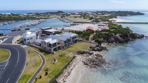 Aloha Waterfront Properties - Tourism Canberra 0