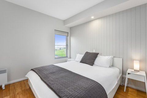 Aloha Waterfront Properties - Tourism Canberra 13