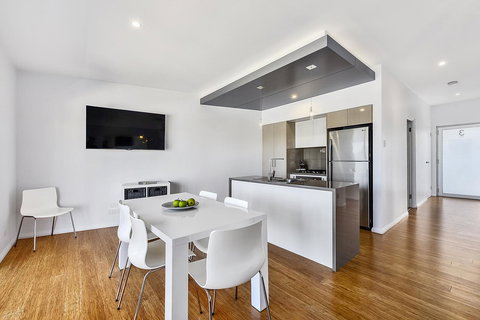 Aloha Waterfront Properties - Tourism Canberra 16