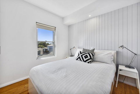 Aloha Waterfront Properties - Tourism Canberra 19