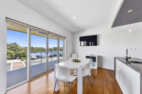 Aloha Waterfront Properties - Tourism Canberra 20