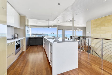 Aloha Waterfront Properties - Tourism Canberra 5