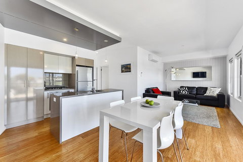 Aloha Waterfront Properties - Tourism Canberra 18