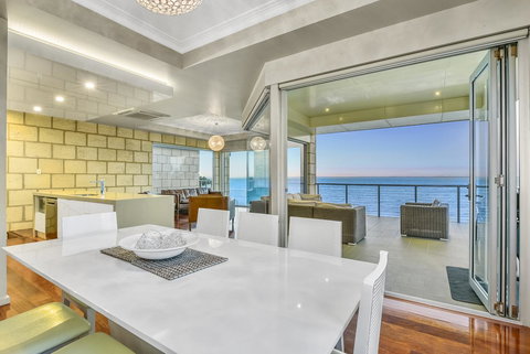 Aloha Waterfront Properties - Tourism Canberra 9