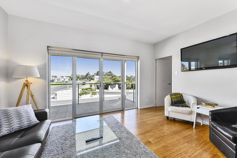Aloha Waterfront Properties - Tourism Canberra 29
