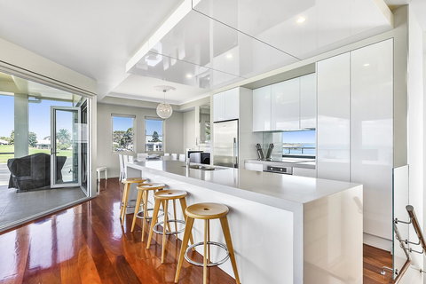 Aloha Waterfront Properties - Tourism Canberra 7