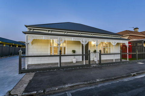 Aloha Central Luxury Apartments - Tourism Canberra 12