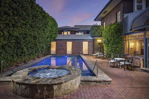 Adelaide Inn - Tourism Canberra 1