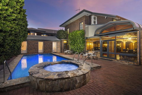 Adelaide Inn - Tourism Canberra 40