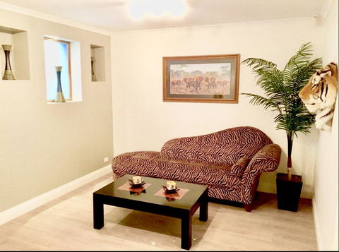 Superb Townhouse In North Adelaide - Tourism Canberra 8