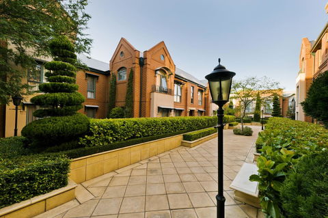 Majestic Old Lion Apartments - Tourism Canberra 0