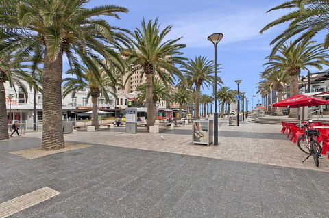 Glenelg Seaside Apartment - Tourism Canberra 8