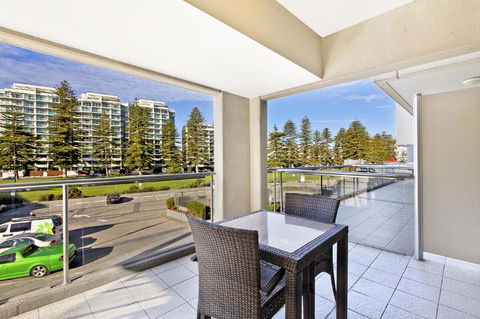 Glenelg Seaside Apartment - Tourism Canberra 11