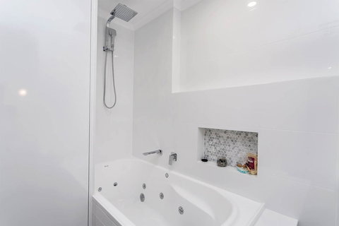 Heart Of Glenelg BnB - Tourism Canberra 4