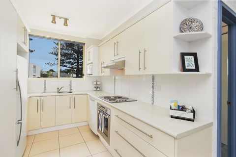 The Dolphins Beachfront Apartments - Tourism Canberra 12