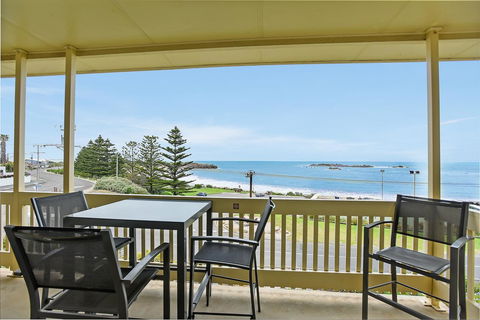 The Dolphins Beachfront Apartments - Tourism Canberra 9
