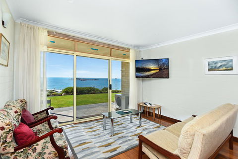 The Dolphins Beachfront Apartments - Tourism Canberra 7