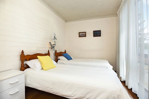 The Dolphins Beachfront Apartments - Tourism Canberra 8