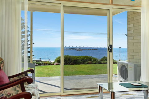 The Dolphins Beachfront Apartments - Tourism Canberra 6