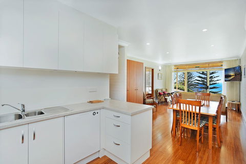 The Dolphins Beachfront Apartments - Tourism Canberra 4