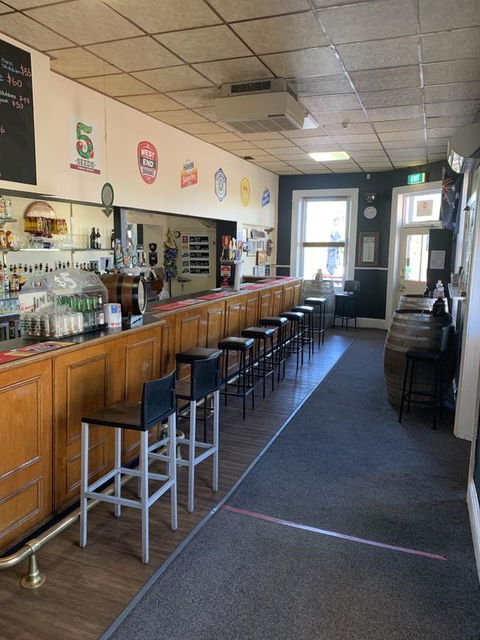 Commercial Hotel Morgan - Tourism Canberra 3