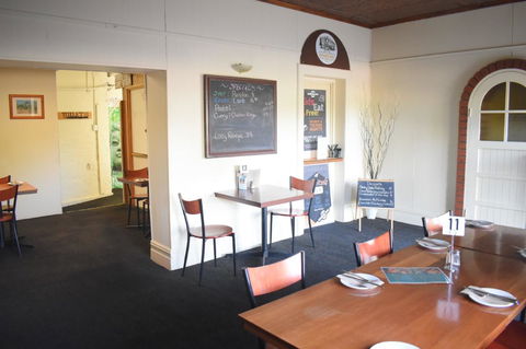 Commercial Hotel Morgan - Tourism Canberra 5