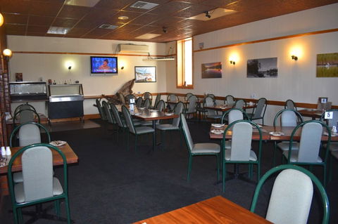 Commercial Hotel Morgan - Tourism Canberra 7