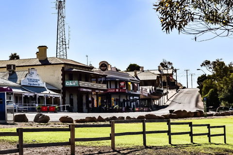 Commercial Hotel Morgan - Tourism Canberra 1