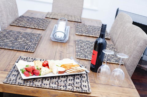 Two Cow Cottage Bed & Breakfast - Tourism Canberra 8