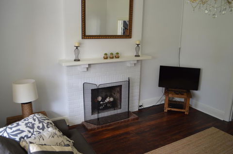 Two Cow Cottage Bed & Breakfast - Tourism Canberra 11