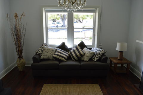 Two Cow Cottage Bed & Breakfast - Tourism Canberra 14