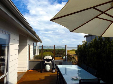 Coorong Waterfront Retreat - Tourism Canberra 17