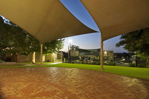 Loxton Community Hotel Motel - Tourism Canberra 7