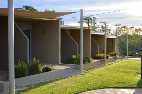 Loxton Community Hotel Motel - Tourism Canberra 4
